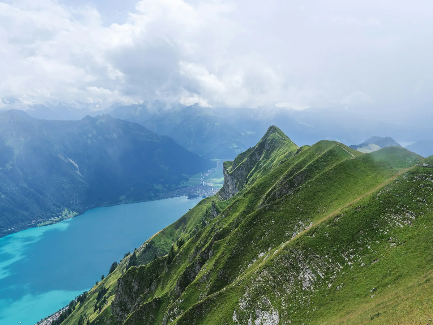 Montagnes alpines et vallée verdoyante autour d'Interlaken