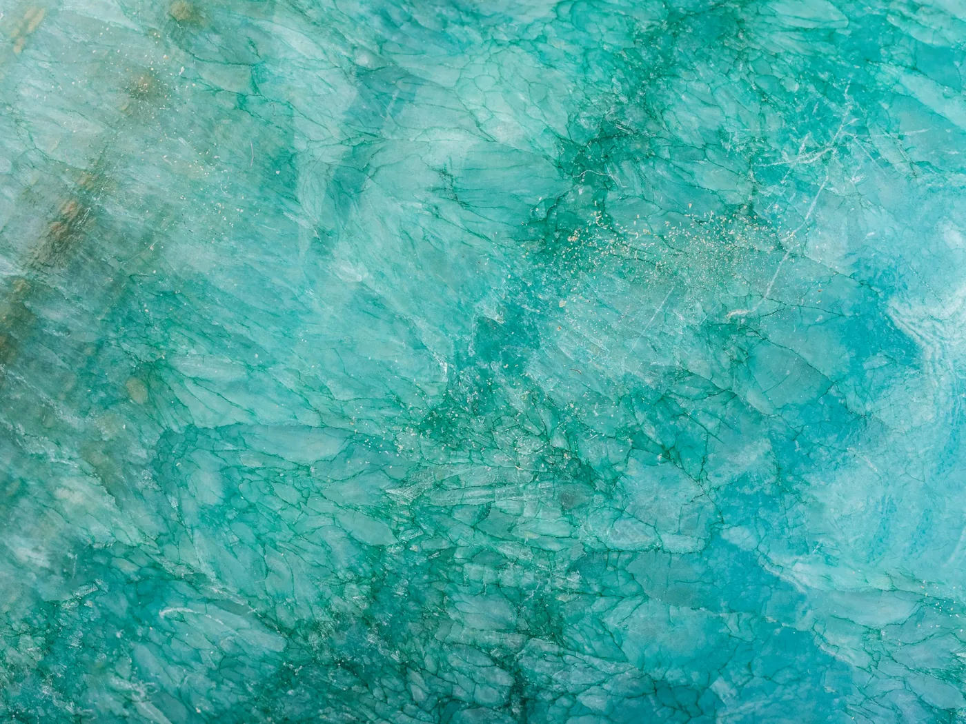 Une gorge turquoise étroite aux parois rocheuses polies dans l’Oberland bernois